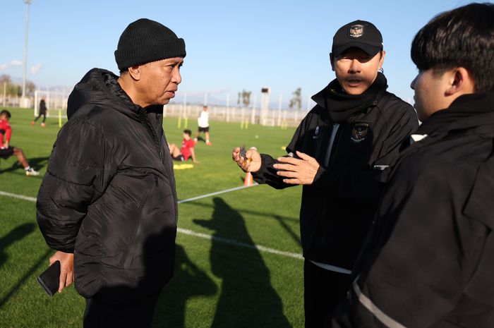 Waketum PSSI, Zainudin Amali (kiri), tengah berbincang dengan Shin Tae-yong (tengah) selaku pelatih kepala Timnas Indonesia.