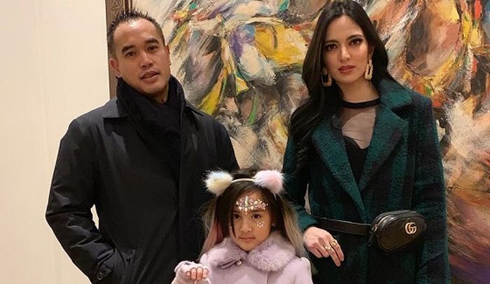 Nia Ramadhani bersama Ardi bakrie dan Mikhayla