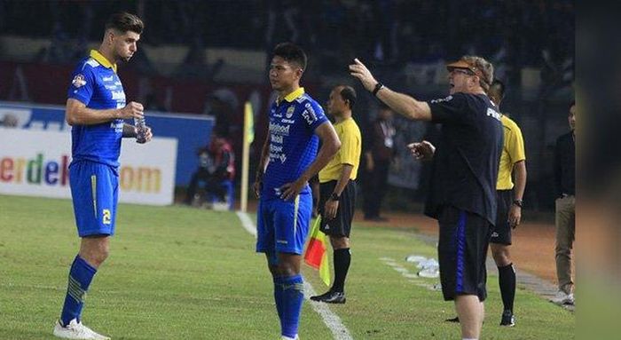 Bek Persib, Nick Kuipers (kiri) dan Achmad Jufriyanto (tengah) saat menerima arahan dari sang pelatih, Robert Rene Alberts (kanan) di laga terakhir putaran pertama liga 1 2019 melawan PSS Sleman di Stadion Si Jalak Harupat, Kabupaten Bandung, Jumat (30/8/2019).