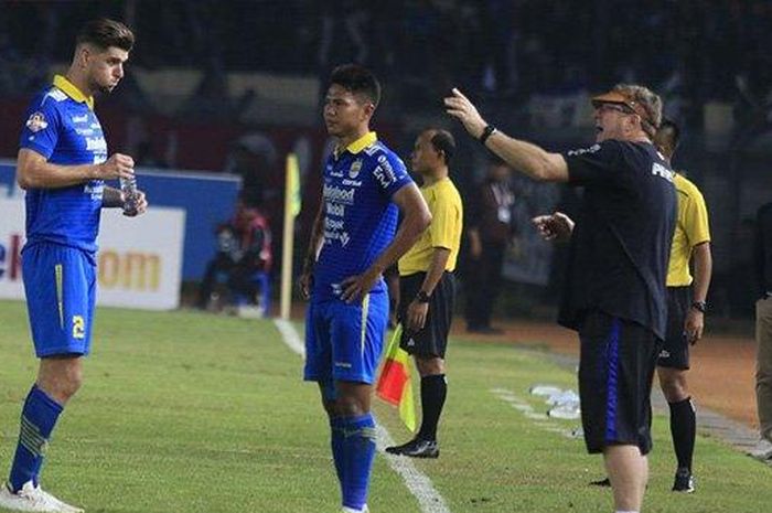 Bek Persib, Nick Kuipers (kiri) dan Achmad Jufriyanto (tengah) saat menerima arahan dari sang pelatih, Robert Rene Alberts (kanan) di laga terakhir putaran pertama liga 1 2019 melawan PSS Sleman di Stadion Si Jalak Harupat, Kabupaten Bandung, Jumat (30/8/2019).