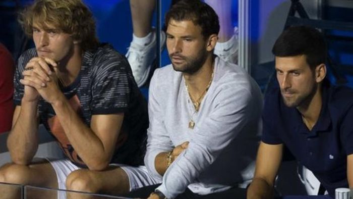 Petenis nomor satu dunia asal Serbia, Novak Djokovic (kanan), terlihat duduk bersebelahan dengan Grigor Dimitrov (Bulgaria) dan Alexander Zverev (Jerman) pada event Adria Tour 2020 di Belgrade, Serbia.