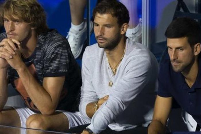 Petenis nomor satu dunia asal Serbia, Novak Djokovic (kanan), terlihat duduk bersebelahan dengan Grigor Dimitrov (Bulgaria) dan Alexander Zverev (Jerman) pada event Adria Tour 2020 di Belgrade, Serbia.