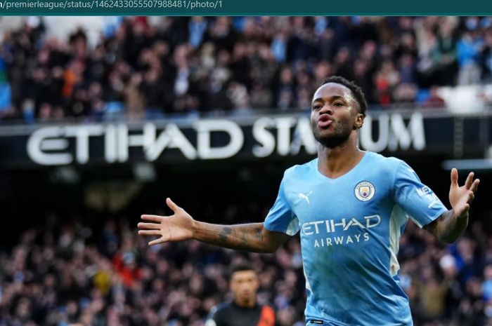 Raheem Sterling berhasil membawa Manchester City unggul 1-0 atas Everton di babak pertama pertandingan pekan ke-12 Liga Inggris 2021-2022.