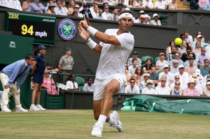 Petenis putra Spanyol, Rafael Nadal, saat menjalani laga melawan Jo-Wilfred Tsonga (Prancis) pada babak ketiga Wimbledon 2019.