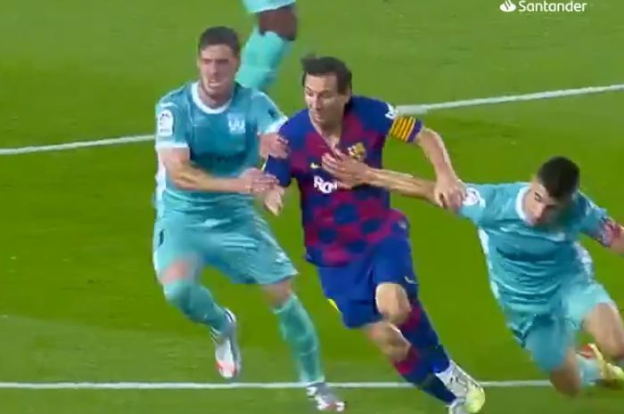 Kapten Barcelona, Lionel Messi, ditarik oleh bek Leganes, Jonathan Silva, dalam laga Liga Spanyol di Stadion Camp Nou, Selasa (16/6/2020).