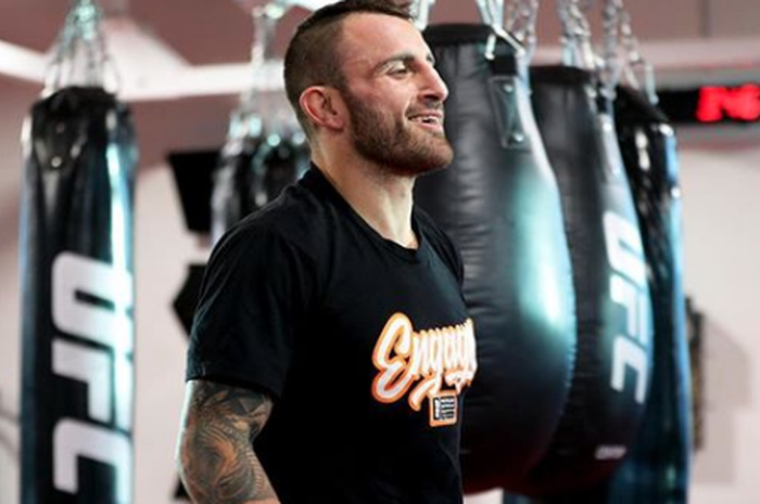 Juara kelas bulu UFC, Alexander Volkanovski.