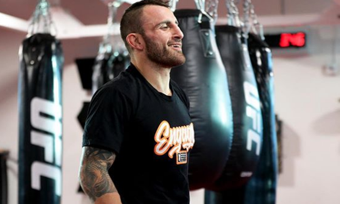 Juara kelas bulu UFC, Alexander Volkanovski.