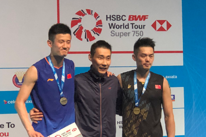 Lee Chong Wei (tengah) saat bersama Chen Long dan Lin Dan di atas podium tunggal putra Malaysia open 2019, Minggu (7/4/2019).