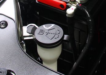 Coba Isi Ulang Air Wiper Sendiri, Tahu Cara Buka Kap Mesin Mobil?