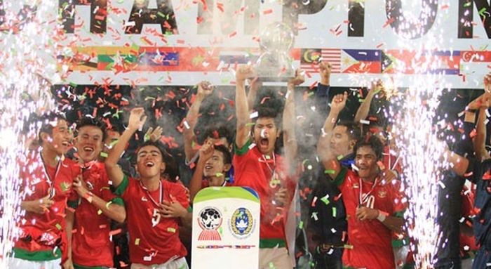 Timnas U-19 Indonesia merayakan gelar juara Piala AFF U-19 2013 ditangan pelatih Indra Sjafri.