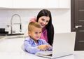 Ingin Belajar di Rumah Tetap Happy dan Nyaman? Ini Tips Menjaga Kesehatan Mental untuk Moms dan si Kecil