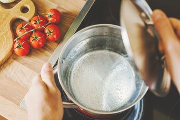 Ilustrasi merebus bahan makanan sebelum dimasak