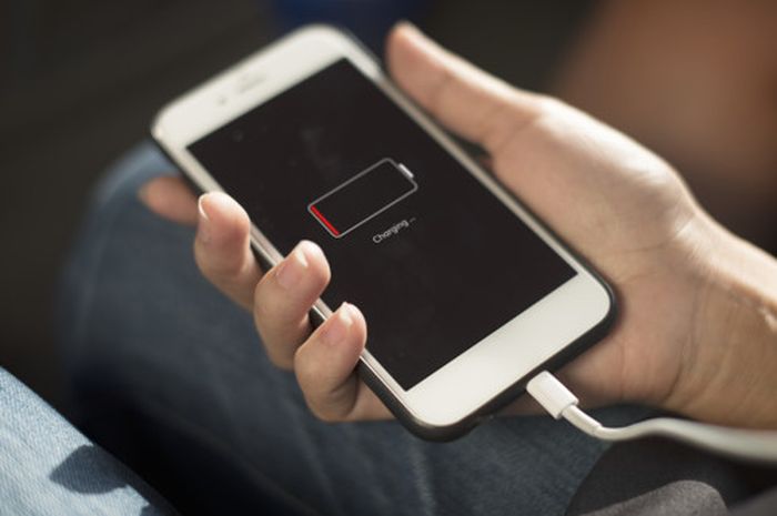 Apa Tanda IPhone Sedang Dicharge Dalam Keadaan Mati? Ini 6 Tanda Baterai iPhone Kamu Bocor dan Harus Diganti yang Baru - Semua Halaman - Hai