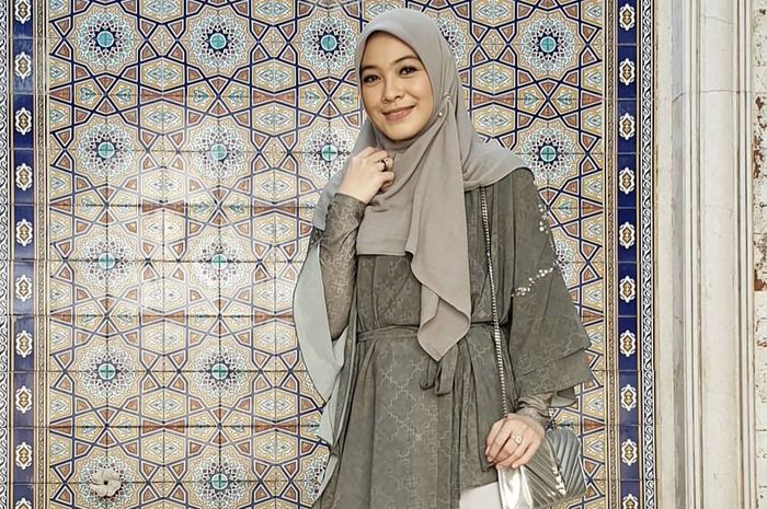 Contek Gaya Fashion Hijab Chic ala Dian Ayu Lestari yang 