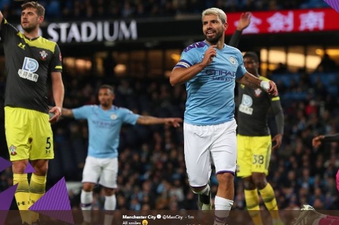 Striker Manchester City, Sergio Aguero, merayakan golnya ke gawang Southampton dalam partai di Etihad Stadium, Selasa (29/10/2019).