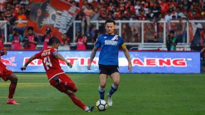Gelandang PSM Makassar, Marc Klok, saat berduel dengan kapten Persija Jakarta, Ismed Sofyan di SUGBK, Minggu (21/7/2019).