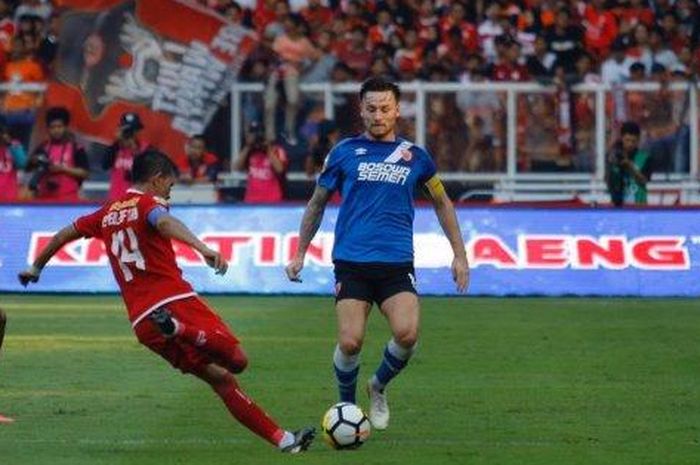 Gelandang PSM Makassar, Marc Klok, saat berduel dengan kapten Persija Jakarta, Ismed Sofyan di SUGBK, Minggu (21/7/2019).