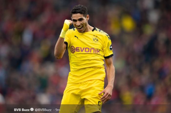 Achraf Hakimi merayakan gol untuk Borussia Dortmund.