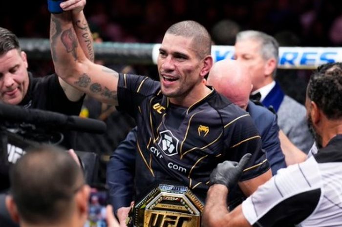 Alex Pereira setelah mengalahkan Israel Adesanya dan jadi raja baru kelas menengah UFC.
