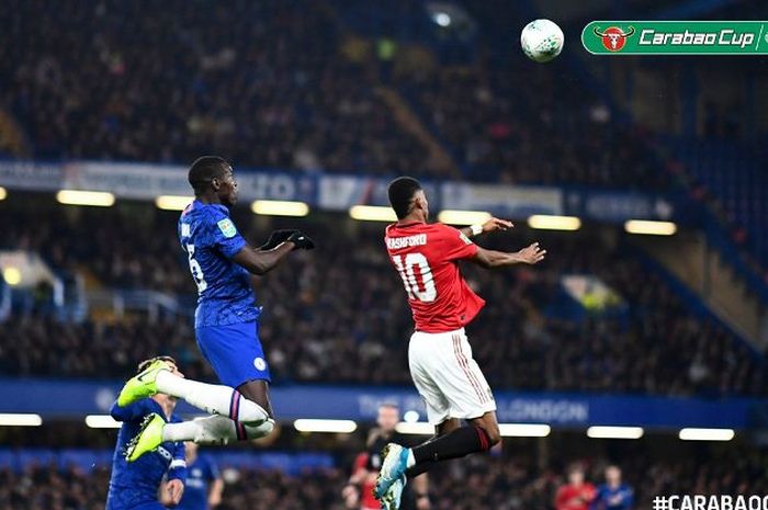 Aksi striker Manchester United, Marcus Rashford, dalam partai Piala Liga Inggris kontra Chelsea di Stamford Bridge, Rabu (30/10/2019).