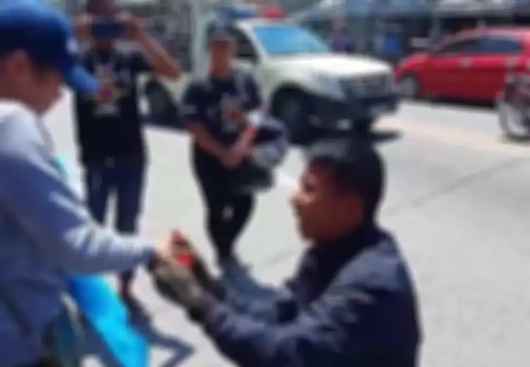 Lamaran Pria Ini Dianggap Lamaran Paling Buruk Di Dunia Sampai Membuat Pacarnya Bingung, Bagaimana Aksinya Dan Jawaban Calonnya?