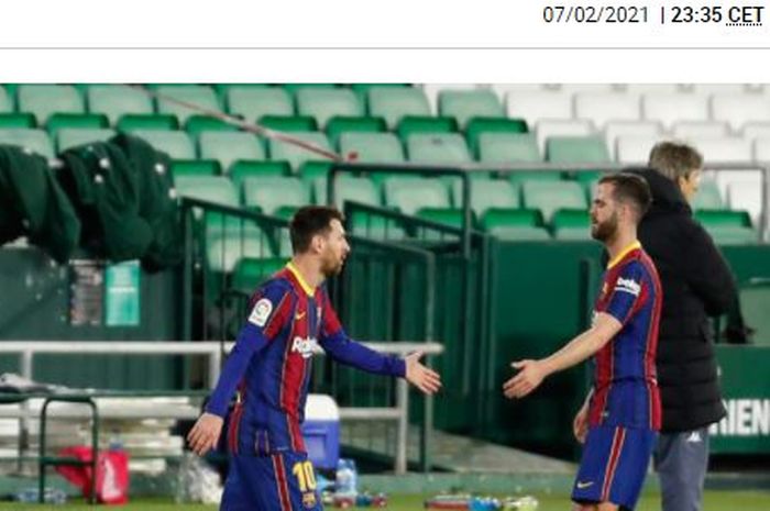 Megabintang Barcelona, Lionel Messi, bersalaman dengan Miralem Pjanic sebelum beraksi dalam laga Liga Spanyol kontra Real Betis di Stadion Benito Villamarin, Minggu (7/2/2021).