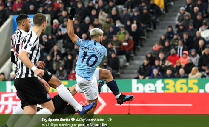 Sergio Aguero melepaskan tembakan yang menghasilkan gol Manchester City ke gawang Newcastle United dalam partai Liga Inggris di St James' Park, 29 Januari 2019.