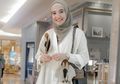Santun dan Modis Pakai Coat Hijab, Zaskia Sungkar Kepergok Pakai Sneakers Belasan Juta Rupiah yang Jadi Sorotan