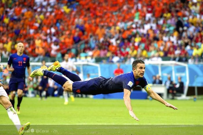 Legenda timnas Belanda, Robin van Persie mencetak gol dalam babak grup Piala Dunia 2014 versus Spanyol.