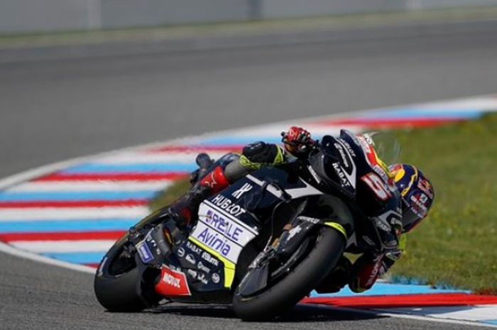 Pembalap Avintia Racing, Johann Zarco, merebut pole position pada seri balap MotoGP Republik Ceska yang berlangsung di Sirkuit Brno, Republik Ceska, 8 Agustus 2020.