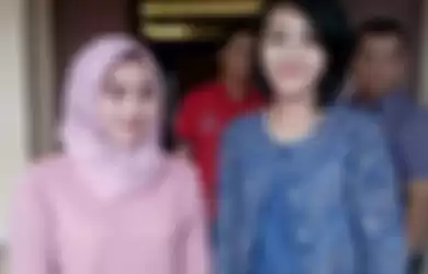 Brigka Popy (kanan) dan Bripda Fitria (berjilbab) dua polwan yang sempat menyamar sebagai PSK