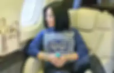 Potret Syahrini duduk santai di pesawat jet pribadi saat berangkat ke Singapura