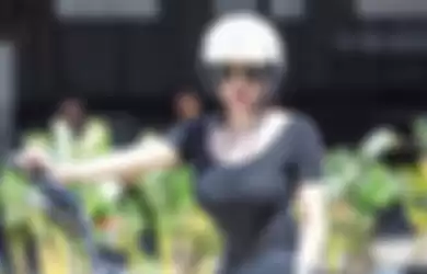 Pedangdut seksi Wika Salim berpose naik motor gede, bikin netizen salah fokus