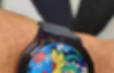 Wallpaper Galaxy Watch Active2 mudah diganti dengan foto obyek di sekitarnya