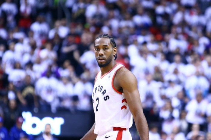 Kawhi Leonard saat masih membela Toronto Raptors berlaga melawan Philadelphia 76ers pada semifinal Wilayah Timur Playoff NBA 2019, di Scotiabank Arena, Toronto, Amerika Serikat, Minggu (12/5/2019).