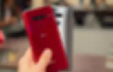 LG G8S ThinQ (merah) dan LG G8 (silver)