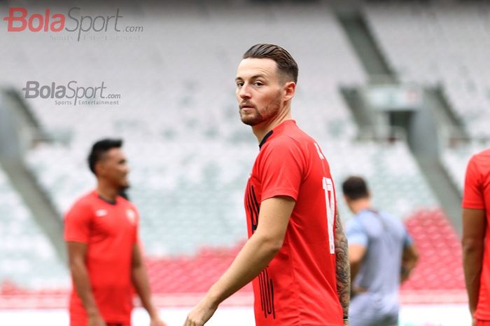 Gelandang anyar Persija Jakarta, Marc Klok, ikut serta dalam latihan jelang laga melawan Borneo FC di Gelora Bung Karno, Jakarta (29/2/2020)