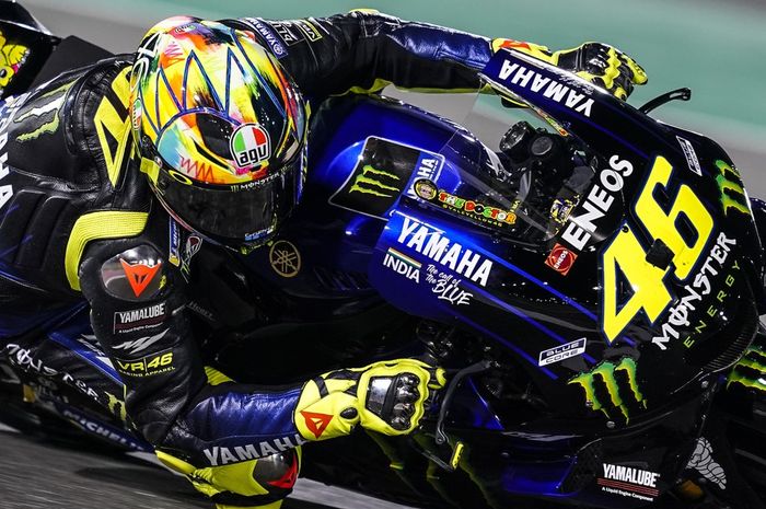 Pembalap Monster Energy Yamaha, Valentino Rossi, saat tampil dalam sesi tes pramusim MotoGP 2019 yang berlangsung di Sirkuit Losail, Qatar.