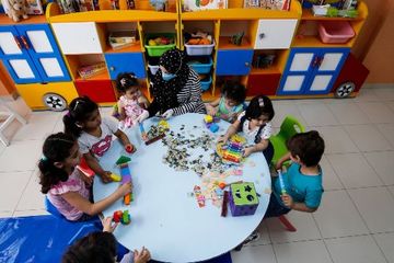 Penelitian di Belanda menyimpulkan anak dapat menularkan virus corona tetapi bukan yang utama.