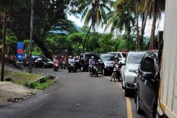 Antrean kendaraan wisatawan di jalur menuju objek wisata Taman Bumi Ciletuh di Palabuhanratu, Kabupaten Sukabumi, Jawa Barat. 