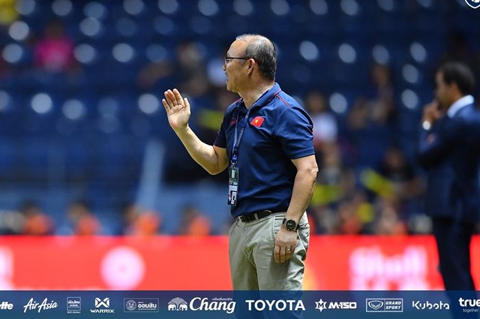 Pelatih timnas Vietnam, Park Hang-seo memberikan arahan ke anak asuhannya saat menghadapi timnas Curacao pada final King's Cup 2019 di Chang Arena, Buriram, Thailand, 8 Juni 2019. 