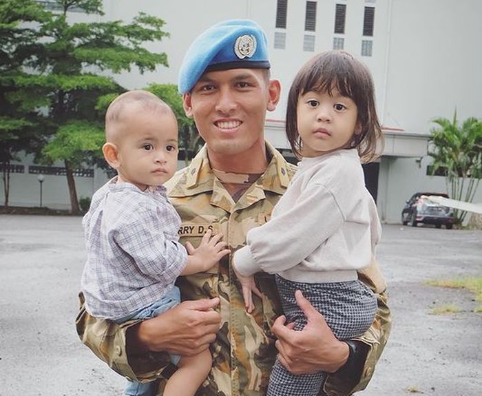 Suami dan anak-anak Jian Batari