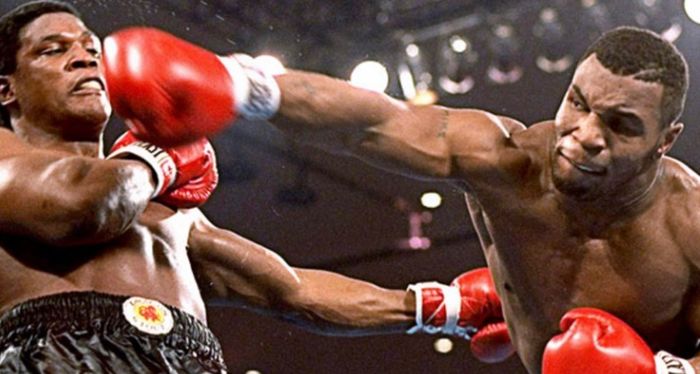 Aksi Mike Tyson (kanan)  ketika menghadapi juara tinju kelas berat WBC, Trevor Berbick, dalam pertandingan di Las Vegas Hilton, Paradise, Nevada, Amerika Serikat, 22 November 1986.