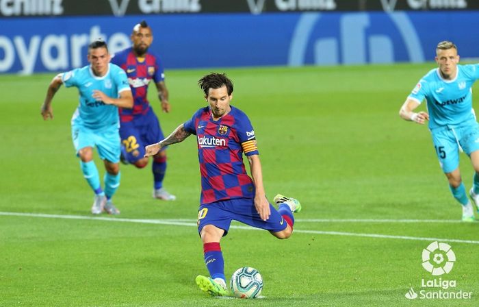 Megabintang Barcelona, Lionel Messi, mencetak gol ke gawang Leganes dalam laga pekan ke-29 Liga Spanyol di Stadion Camp Nou, Selasa (16/6/2020).