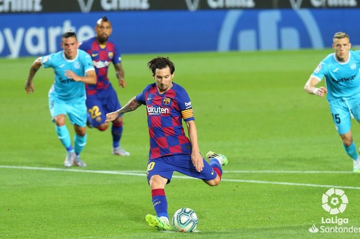 Megabintang Barcelona, Lionel Messi, mencetak gol ke gawang Leganes dalam laga pekan ke-29 Liga Spanyol di Stadion Camp Nou, Selasa (16/6/2020).