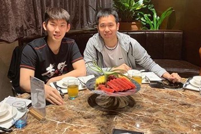 Pebulu tangkis Indonesia, Hendra Setiawan bersama ganda putra China, Liu Yuchen.