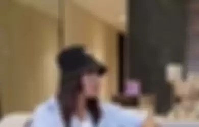 Angelina Sondakh ceritakan momen makan di pinggir jalan bareng Keanu Massaid