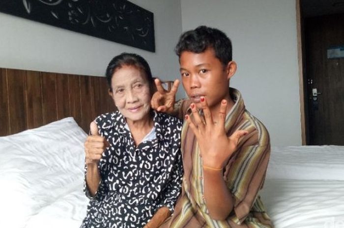 Nenek <a href='https://manado.tribunnews.com/tag/rohaya' title='Rohaya'>Rohaya</a> dan Slamet, pasangan suami istri selisih 56 tahun.