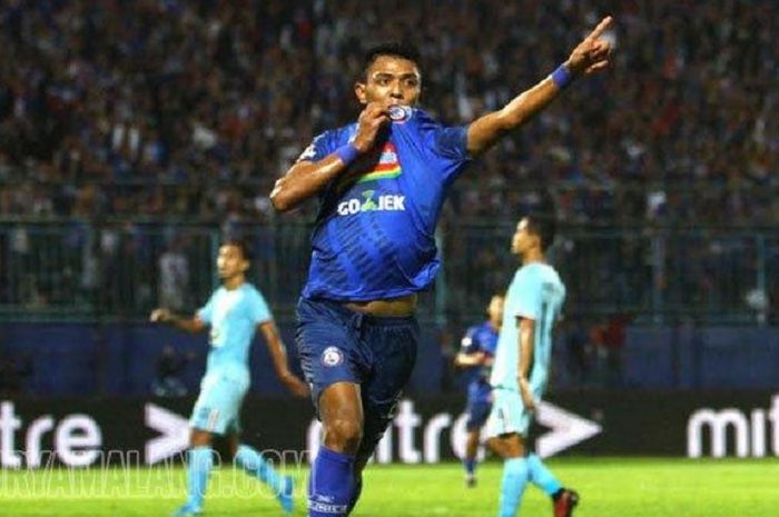 Striker Arema FC Dedik Setiawan selebrasi gol ke gawang Bhayangkara FC.