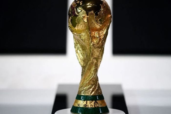Trofi Piala Dunia diperebutkan setiap 4 tahun.  